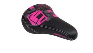 ASIENTO GIOS 240 X 145 MM COURVIN PRETO LOGO ROSA